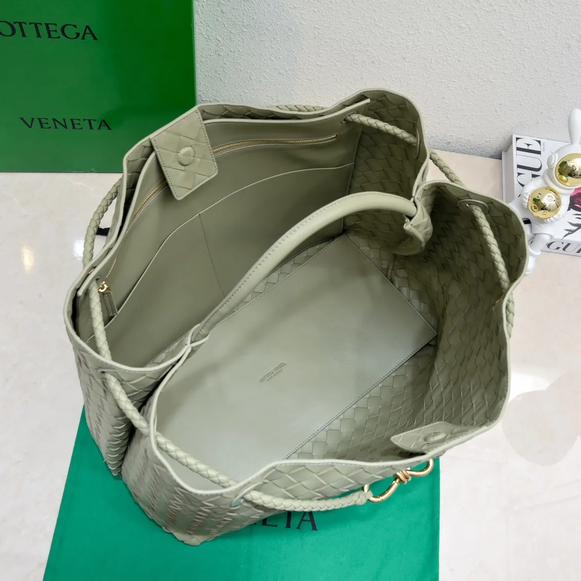 Original leather batch 3760 #Bottega Veneta 2023 spring and summer new Andiamo handbags, many stars have the same style 🎈 Classic full-body leather weaving with golden knot buckle, stable and chic enough [proud] The whole body is made of Nappa sheep leather, comfortable, soft and dynamic. The sliding metal knot buckle can adjust the shoulder strap, single shoulder/handbag/crossbody, multiple carrying methods, large bag capacity Suitable for commuting/daily use/traveling. This bag is divided into small/medium/large sizes. There is always one that suits you, so take me with you🎀🎀 Size: 45*22*34, model: 5543#